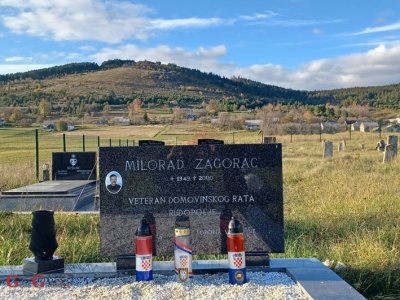 Zapalili svijeće i položili cvijeće na grobu hrvatskog branitelja