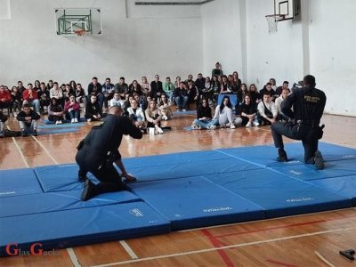 Srednjoškolcima u Ličko-senjskoj županiji predstavljena kampanja "Postani policajac/policajka"