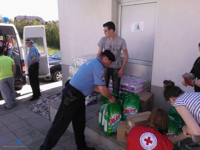 Policijski službenici PU ličko-senjske uključili se u akciju pomoći žrtvama poplavljenih područja u Slavoniji 
