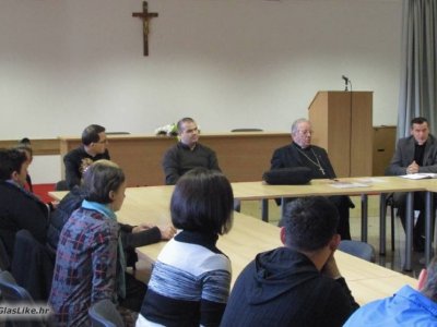 Biskup Bogović s vjeroučiteljima na Plitvicama
