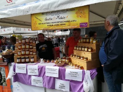 Pčelari iz Senja na akciji "Kupujmo hrvatsko" u Zagrebu 