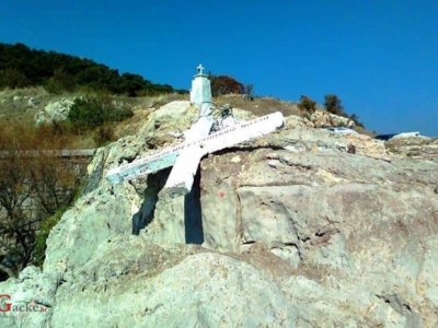 Križ na Lezbosu srušen jer NGO tvrdi da je - uvredljiv za migrante