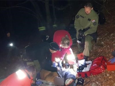 Policija i antiteroristička jedinica spašavali migranta koji je pao sa stijene