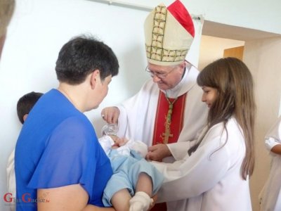 Biskup Križić u Crnom Kalu krstio šesto dijete obitelji Nekić
