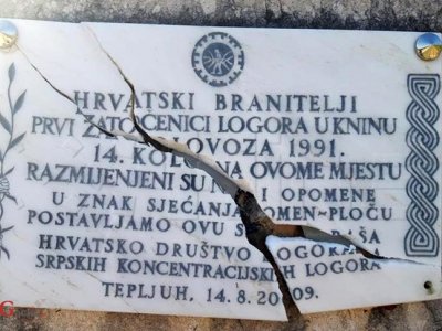 Hrvatsko društvo logoraša osudilo razbijanje spomen-ploče u Tepljuhu