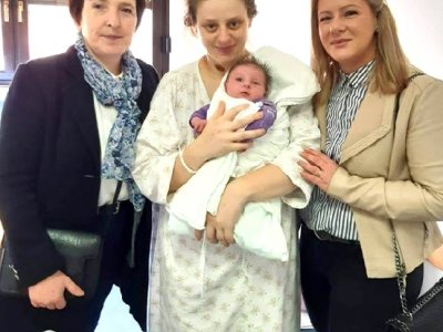 Djelatnice Caritasa GSB pohodile porodne odjele bolnica u Gospiću i Ogulinu