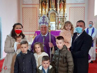 Biskup krstio šesto dijete u obitelji