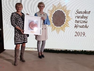 Brončana povelja OPG-u Helene Bogdanić u kategoriji Poduzetnici u ruralnom turizmu 