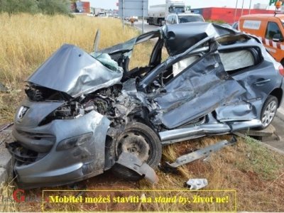 Vozač automobila smrtno stradao u prometnoj nesreći