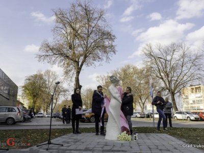 U Vukovaru otkriven spomenik Ruža hrvatska 