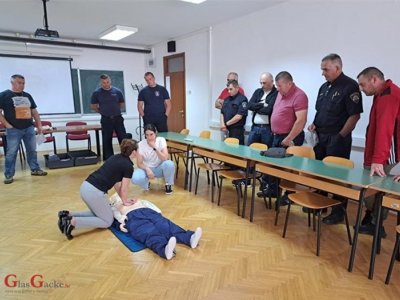 Edukacija policajaca i vatrogasaca za pružanje prve pomoći pri zastoju rada srca