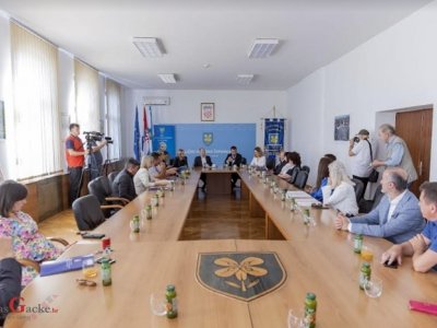 Ministar Erlić potpisao više ugovora
