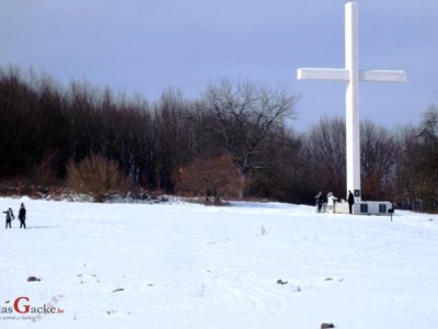 Bijeli križ na bijelom snijegu ...