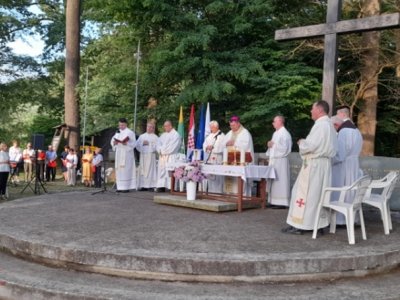 Biskup Huzjak predvodio misno slavlje u spomen na žrtve jugo-komunističkog boljševizma u bjelovarskoj šumi Lug